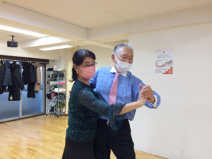 東京・吉祥寺の社交ダンス教室・生徒（練馬区Oさん夫妻）のポーズ