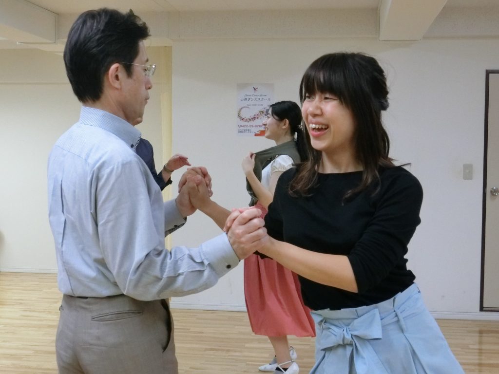 東京・吉祥寺の社交ダンス教室 山岡ダンススクールの笑顔のレッスン風景３