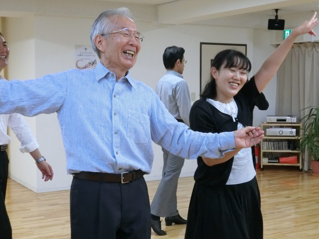 東京・吉祥寺の社交ダンス教室 山岡ダンススクールの笑顔のレッスン風景２