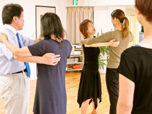 東京・社交ダンス教室の入門クラスの風景