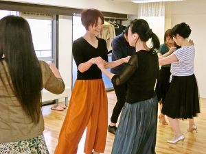 東京・社交ダンス教室の楽しいレッスン風景