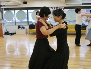 東京・吉祥寺の社交ダンス教室　山岡ダンススクールで乗り越えの練習をする生徒