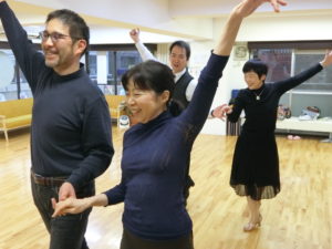 東京・吉祥寺の社交ダンス教室　山岡ダンススクールでルンバを踊る生徒たち１