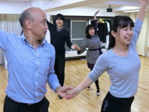 東京・吉祥寺の社交ダンス教室　山岡ダンススクールでチャチャチャを踊る生徒たち