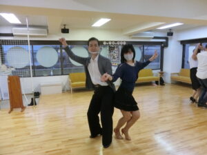 社交ダンスの決めポーズ フィニッシュでジルバをしめくくり 東京都吉祥寺の社交ダンス教室 山岡ダンススクール