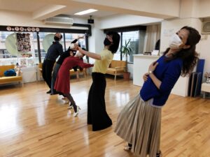 東京・吉祥寺の社交ダンス教室　山岡ダンススクールのストレッチをする生徒たち