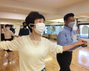 社交ダンスを踊る男性と女性