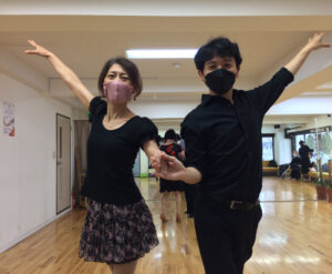 東京吉祥寺の社交ダンス教室でルンバ・ニューヨークを踊る