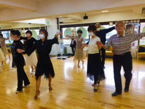 東京の社交ダンススクール・初級クラスの様子