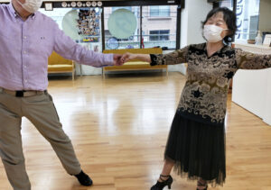 東京・吉祥寺の社交ダンス教室・生徒（杉並区Tさん）のポーズ