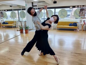 東京・吉祥寺の社交ダンス教室・生徒（三鷹市Mさん）のポーズ