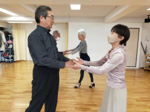 東京・吉祥寺の社交ダンス教室　山岡ダンススクールの生徒たち（ルンバウォーク）