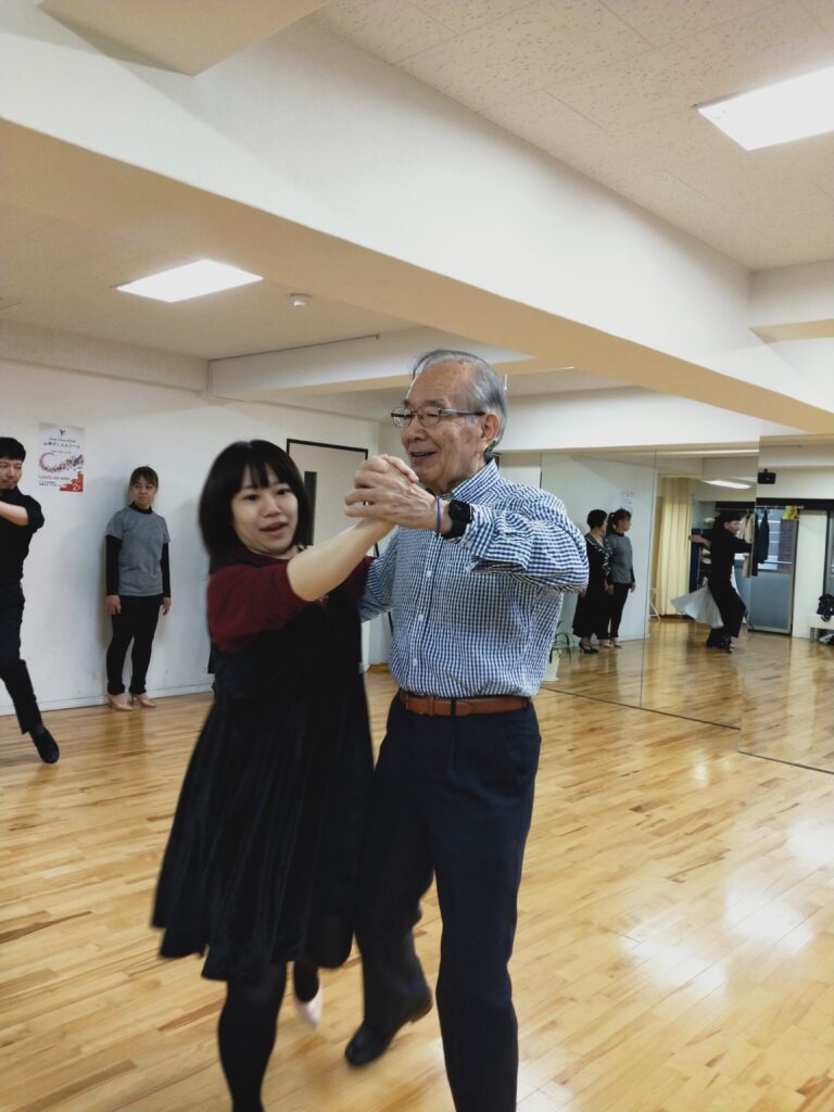 社交ダンスの笑顔のシーン