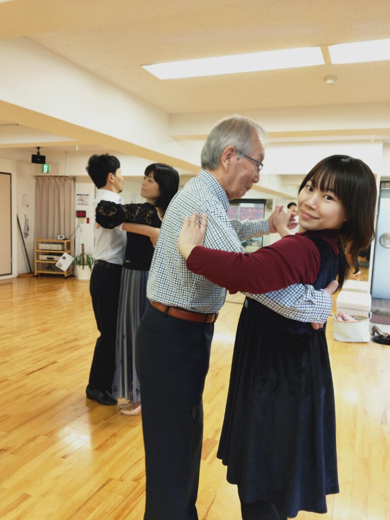 社交ダンスを踊る男女