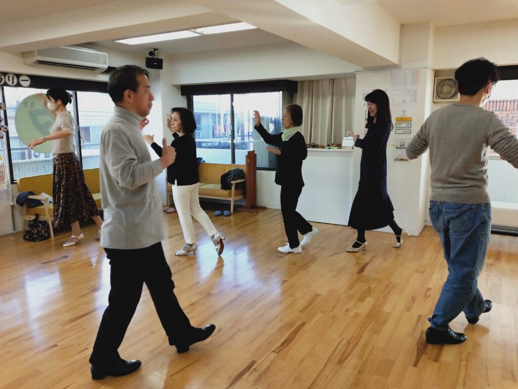 社交ダンスのワルツを踊る