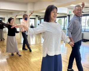 東京の社交ダンススクール基礎クラスの様子
