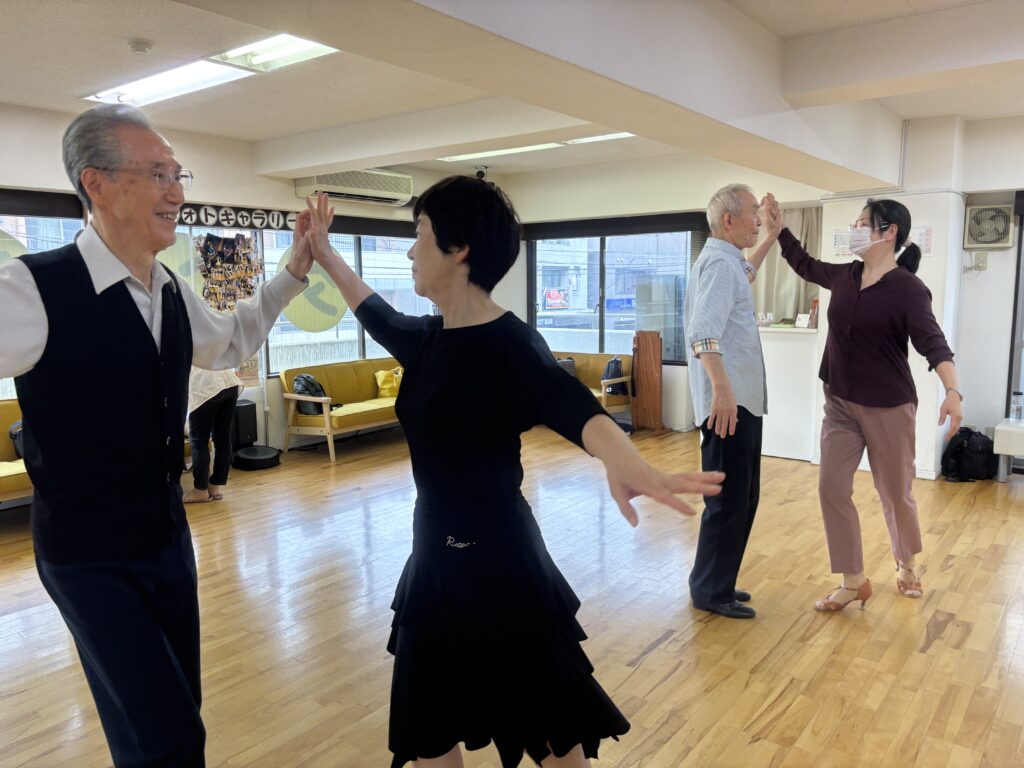 【初心者向け】社交ダンスは一人で始められる？