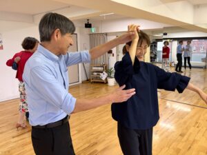 楽しい社交ダンスの様子