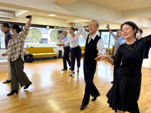 東京の社交ダンススクール・初級クラスの様子