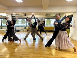 東京の社交ダンススクール・中級クラスの様子