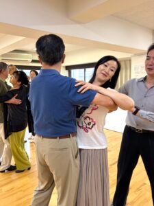 美しい姿勢を確認する様子