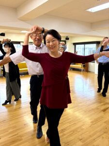 音楽にのって踊るカップル