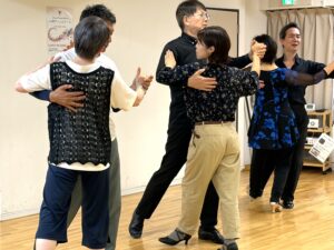 東京の社交ダンススクール基礎クラスの様子