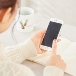 スマホを操作する女性