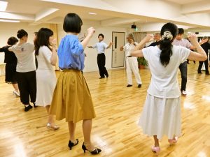 東京の社交ダンス教室～入門・基礎クラスの様子